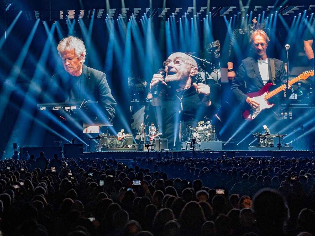Blick auf die Bühne beim Konzert von Genesis in der Lanxess-Arena in Köln.