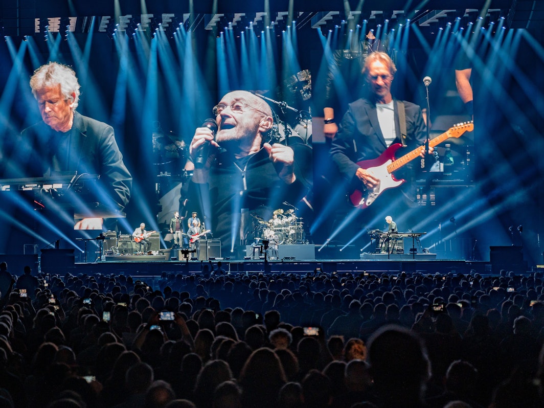 Blick auf die Bühne beim Konzert von Genesis in der Lanxess-Arena in Köln.
