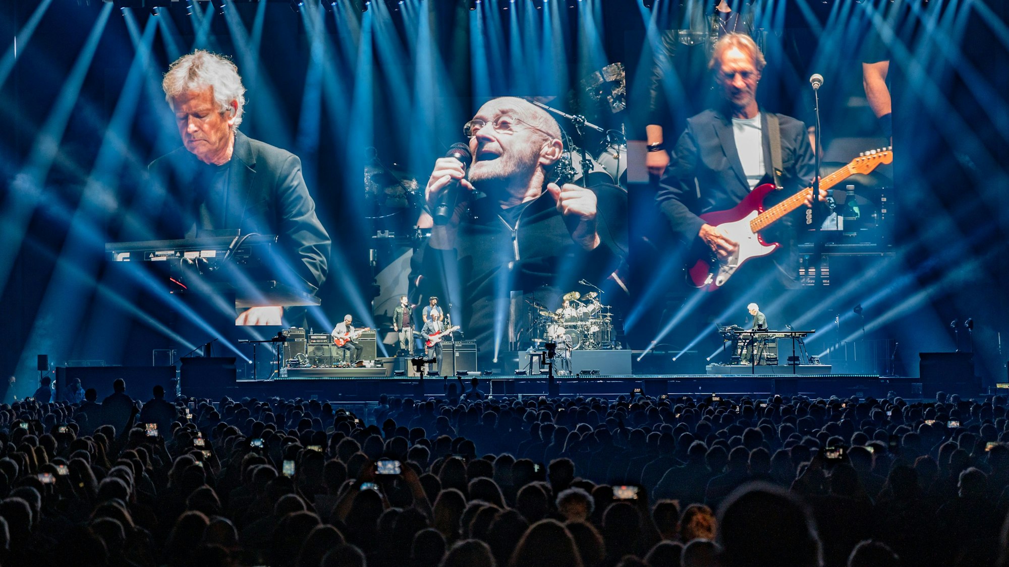 Blick auf die Bühne beim Konzert von Genesis in der Lanxess-Arena in Köln.