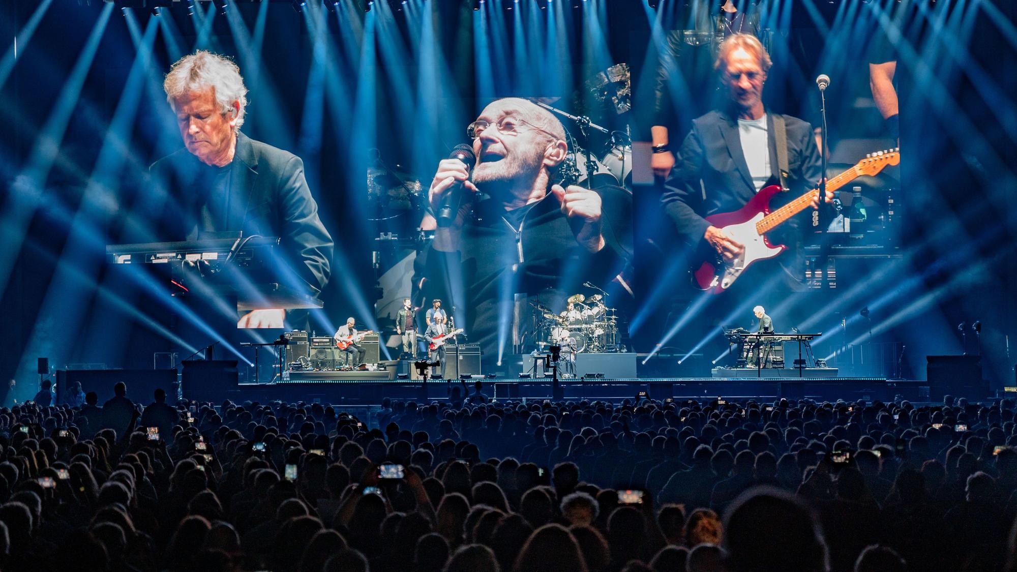 Blick auf die Bühne beim Konzert von Genesis in der Lanxess-Arena in Köln.