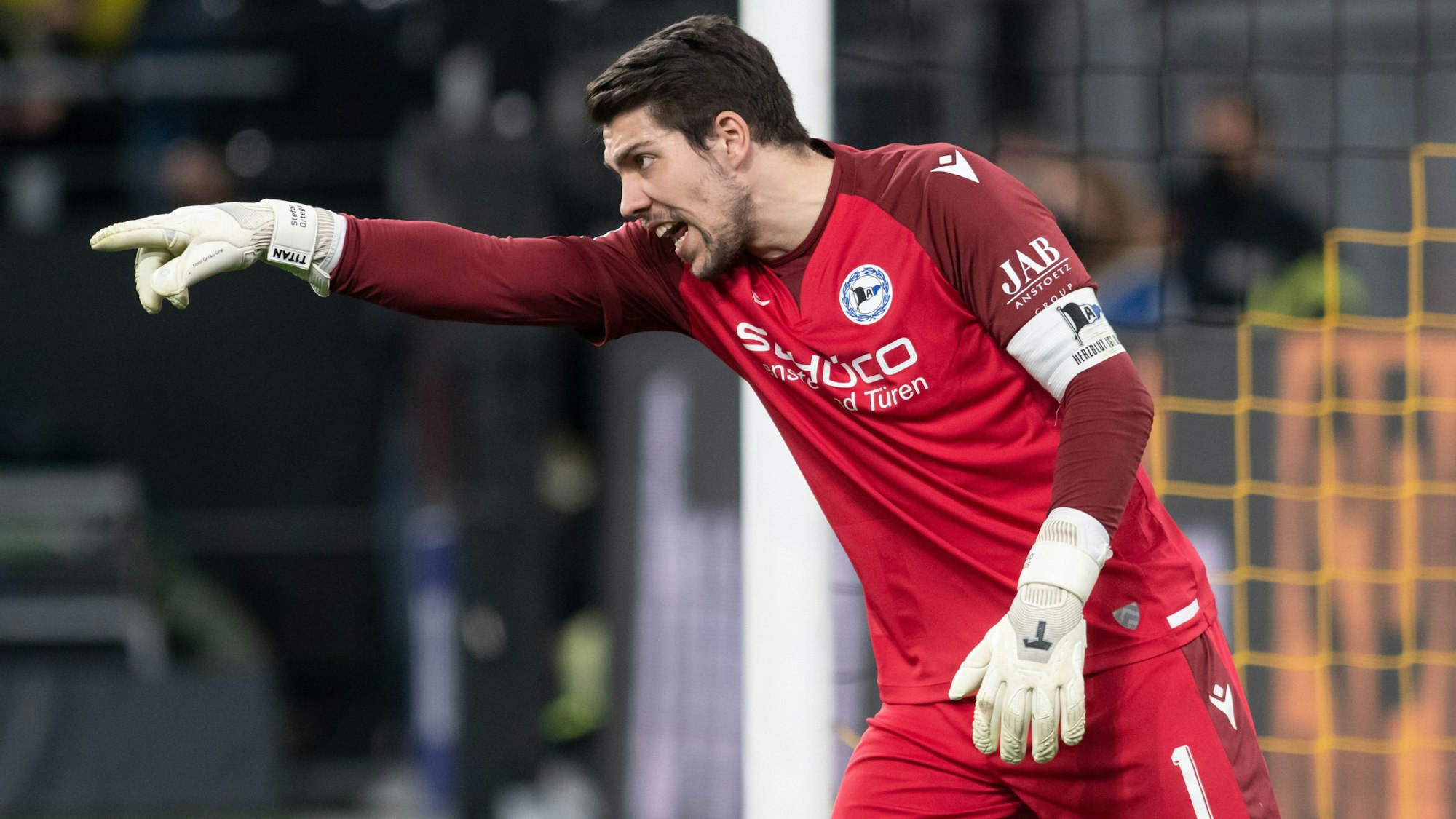 Bielefelds Torhüter Stefan Ortega Moreno gestikuliert.