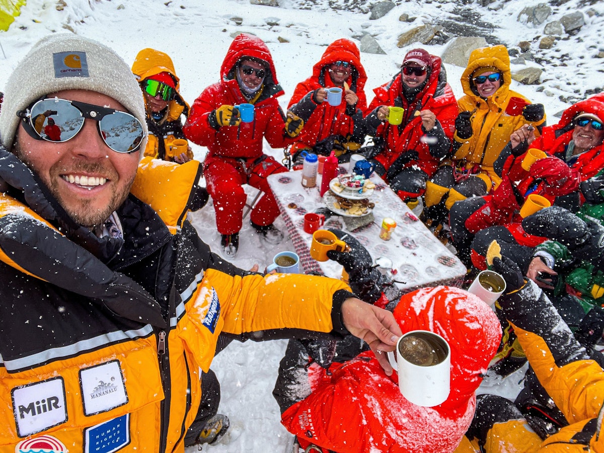 Tee-Party auf dem Mount Everesst: Andrew Hughes (l.) mit zahlreichen weiteren Bergsteigern auf dem Mount Everest.