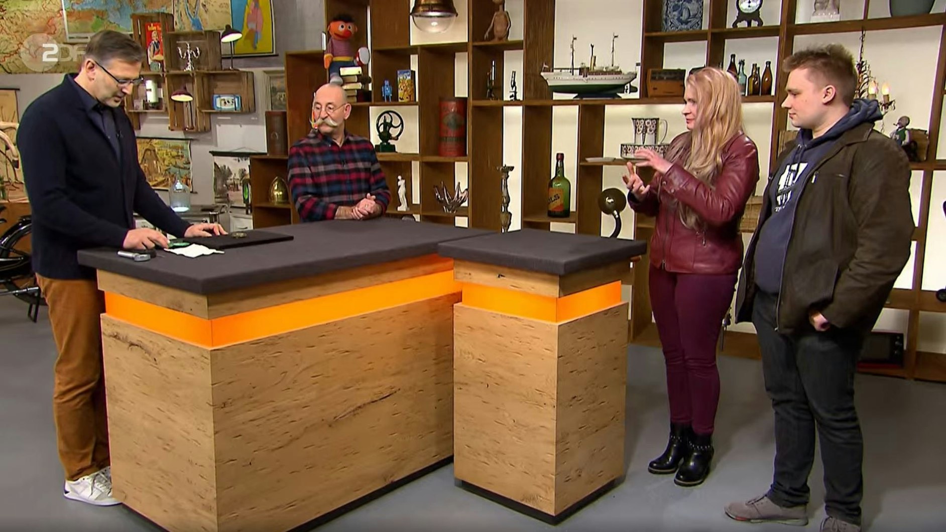 Der Screenshot wurde am 14. März 2022 von Christopher Weis aufgenommen. Zu sehen sind Detlev Kümmel, Horst Lichter und Achim und Sabine Pothmann bei „Bares für Rares“.