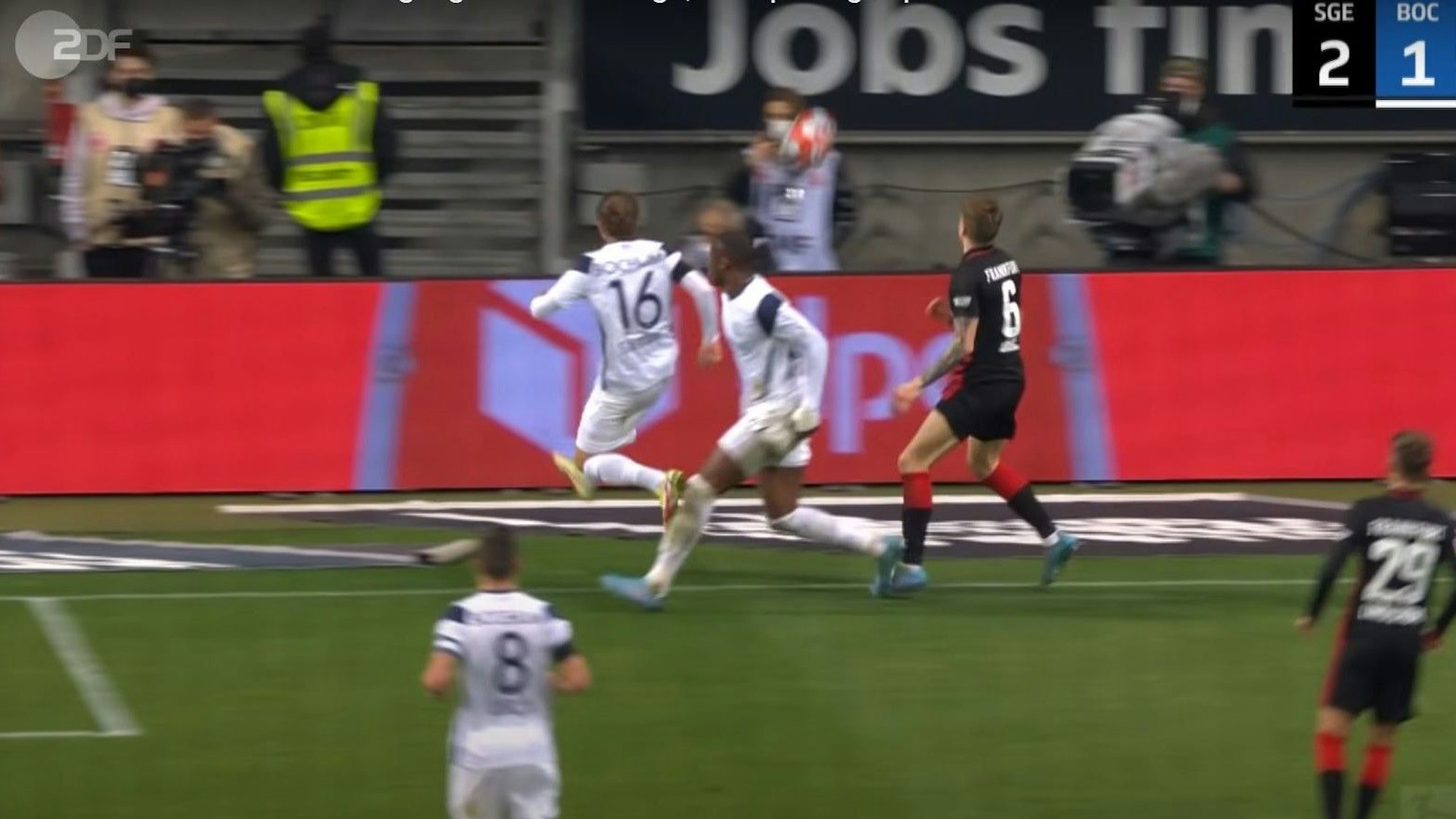 Mit einem Klärungsversuch trifft Konstantinos Stafylidis Medien-Mitarbeiterin Alina Friedrich von Eintracht Frankfurt am Kopf.