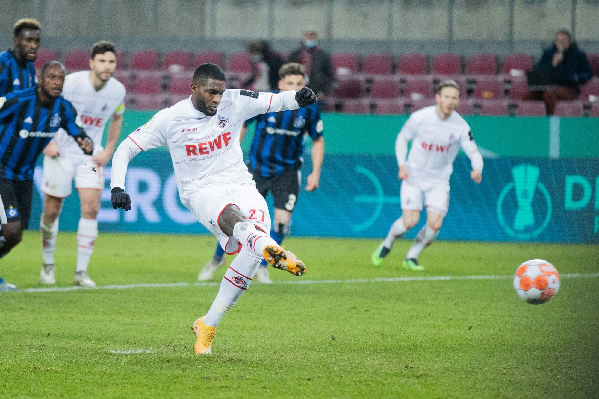 Anthony Modeste verwandelt im DFB-Pokal gegen den Hamburger SV einen Elfmeter.