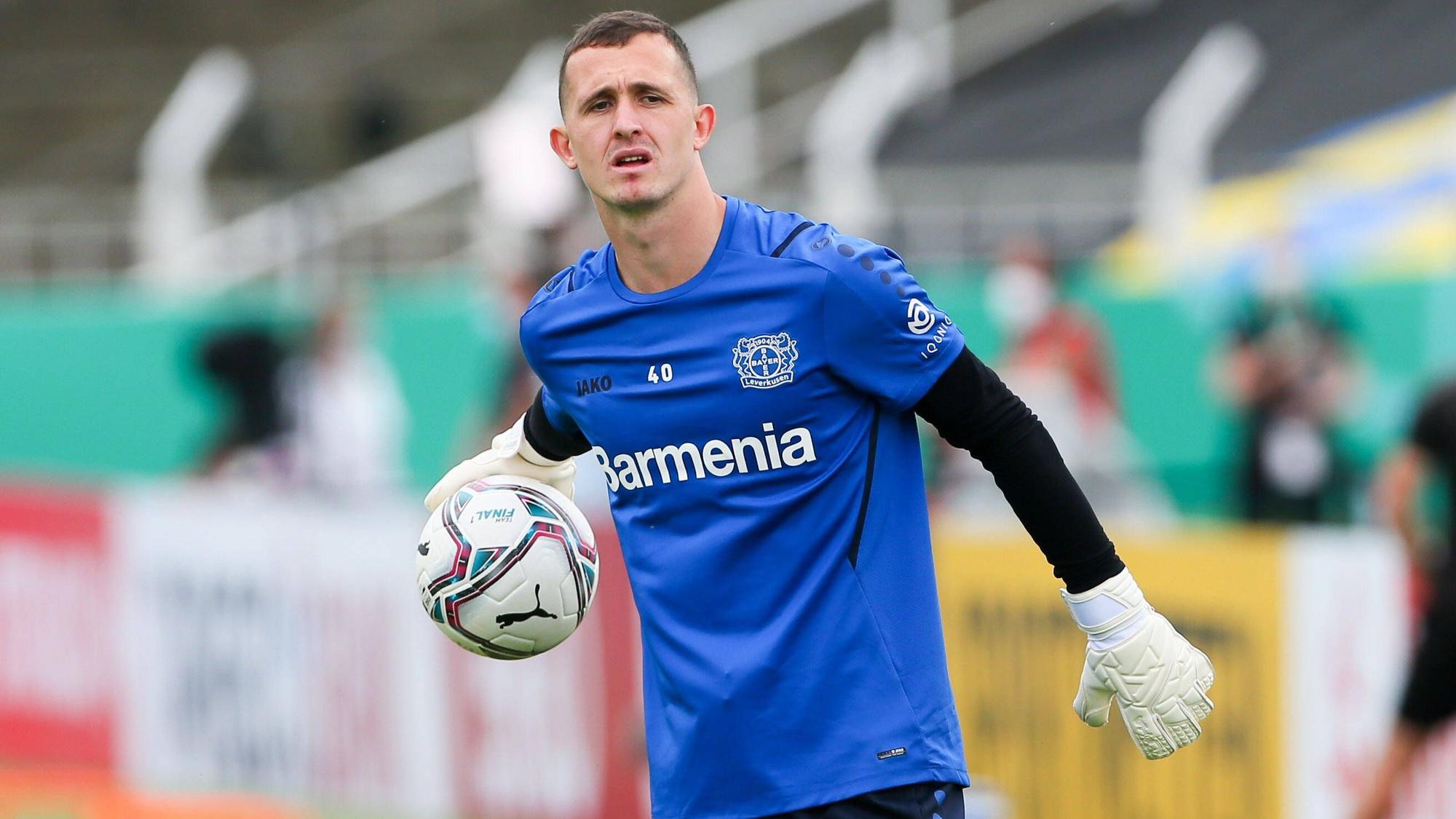 Torhüter Andrey Lunev von Bayer Leverkusen wirft einen Ball.