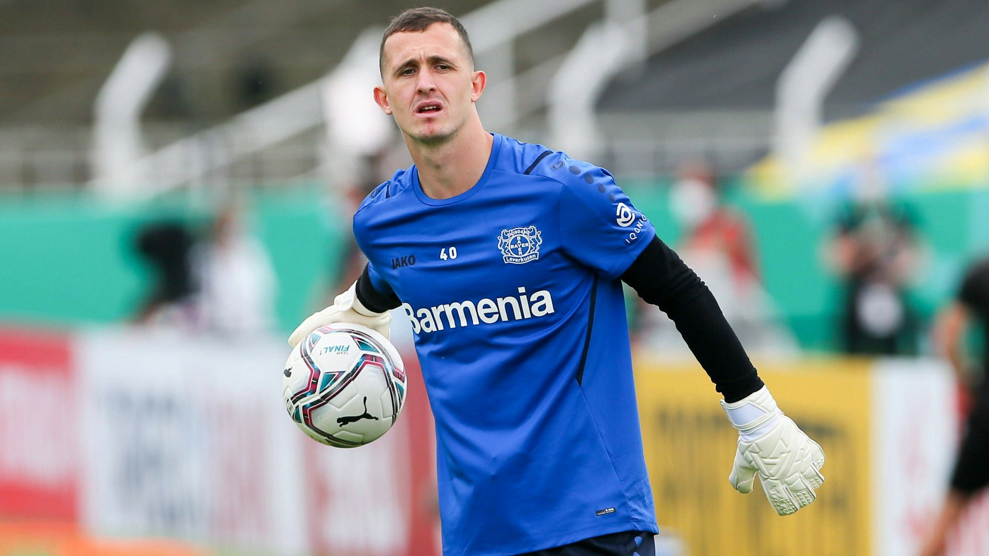 Torhüter Andrey Lunev von Bayer Leverkusen wirft einen Ball.