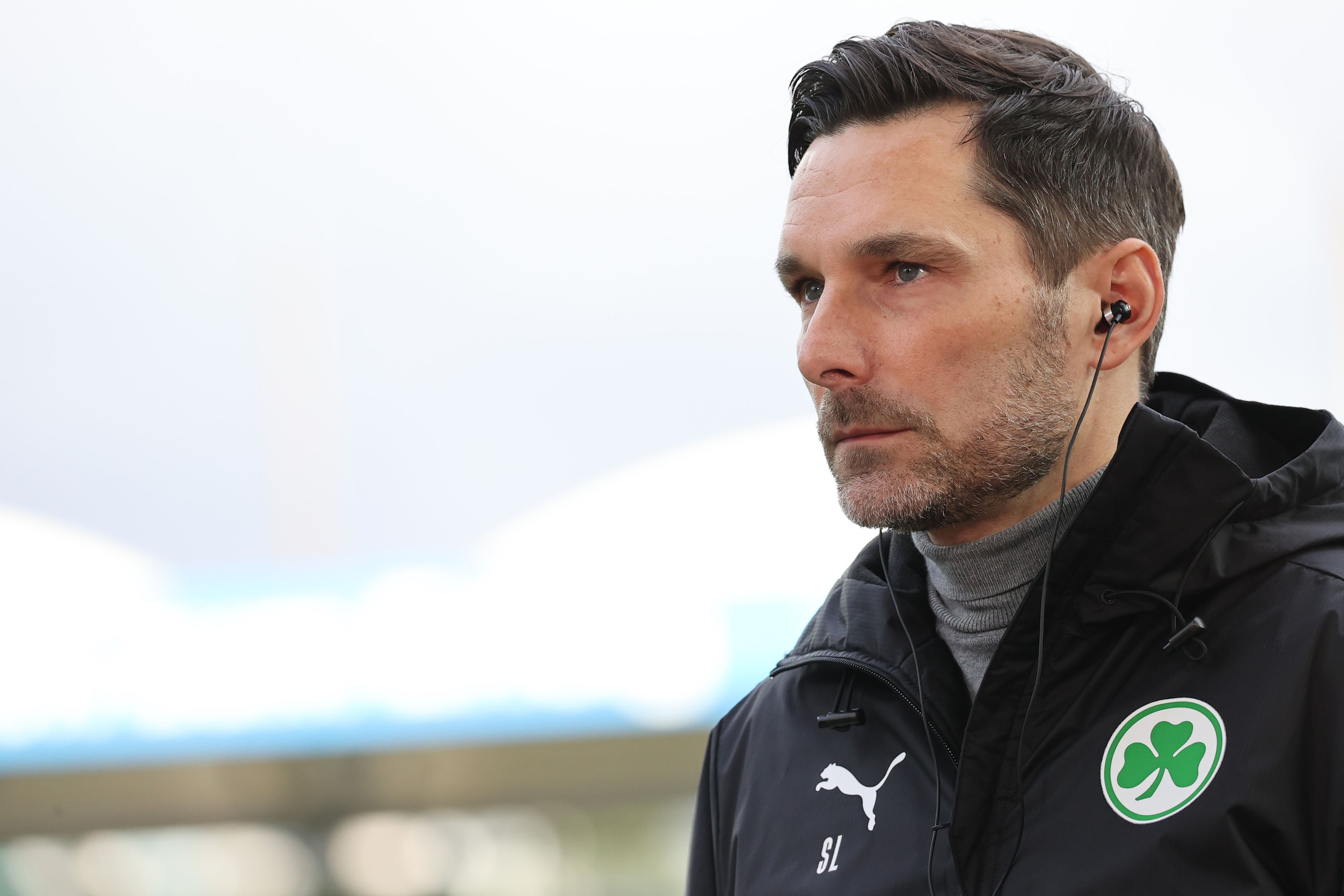 Stefan Leitl bei einem TV-Interview vor einem Spiel von Greuther Fürth.