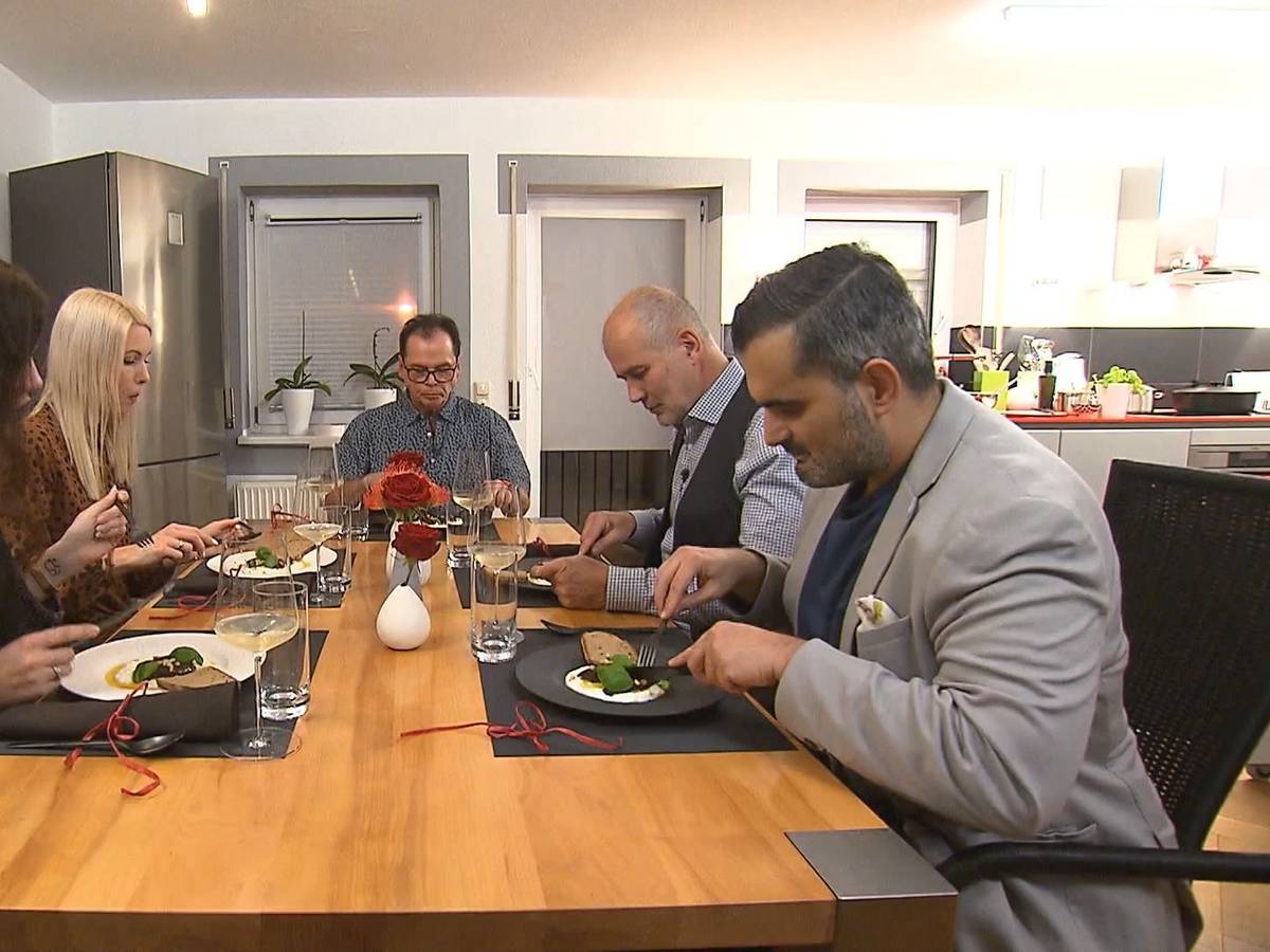 Dinner-Tag 1 in Marburg geht schnell rum – für manche der Gäste von Rainer (Mitte) fast ein bisschen zu schnell.