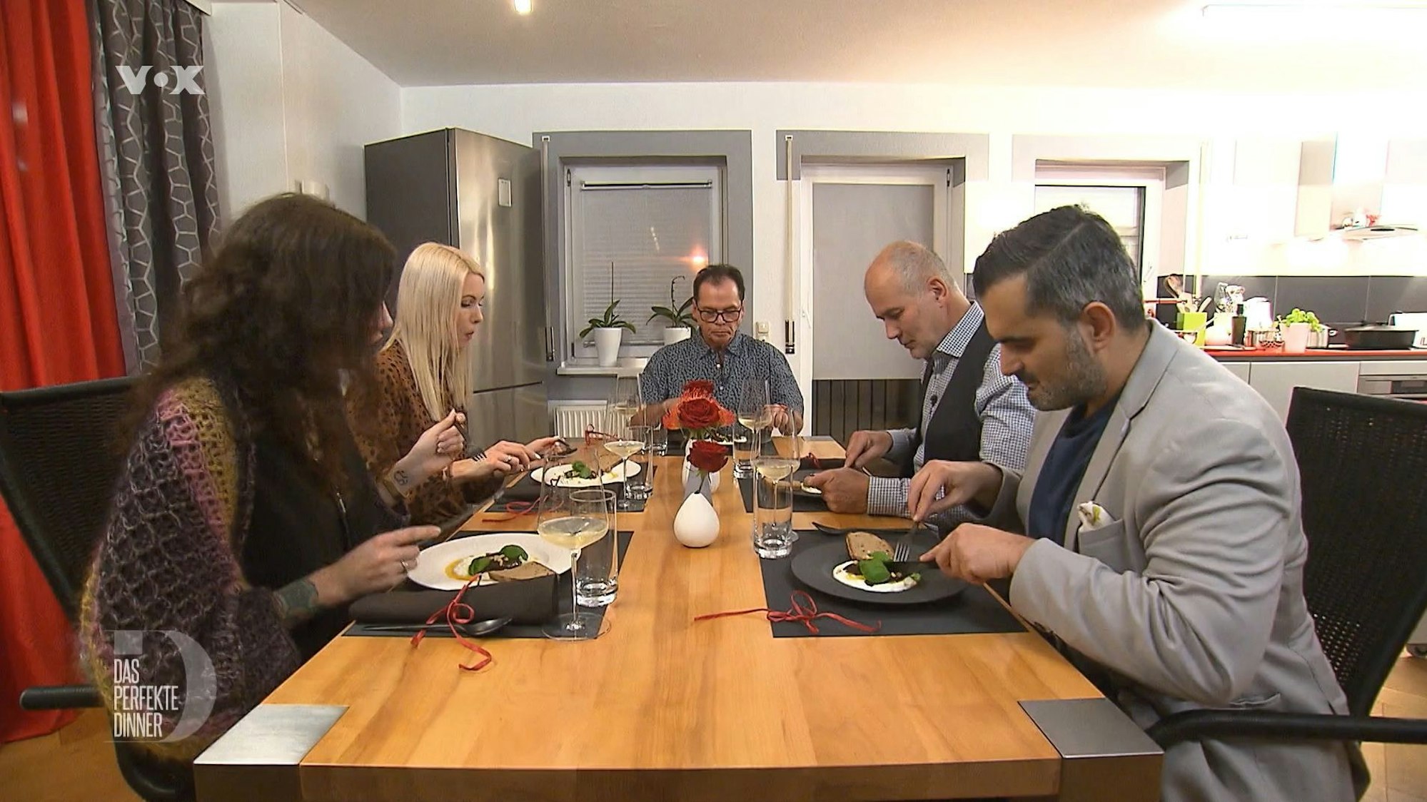 Dinner-Tag 1 in Marburg geht schnell rum – für manche der Gäste von Rainer (Mitte) fast ein bisschen zu schnell.