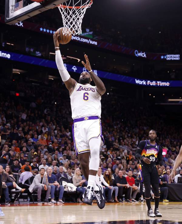 LeBron James steigt zum Korbleger hoch.