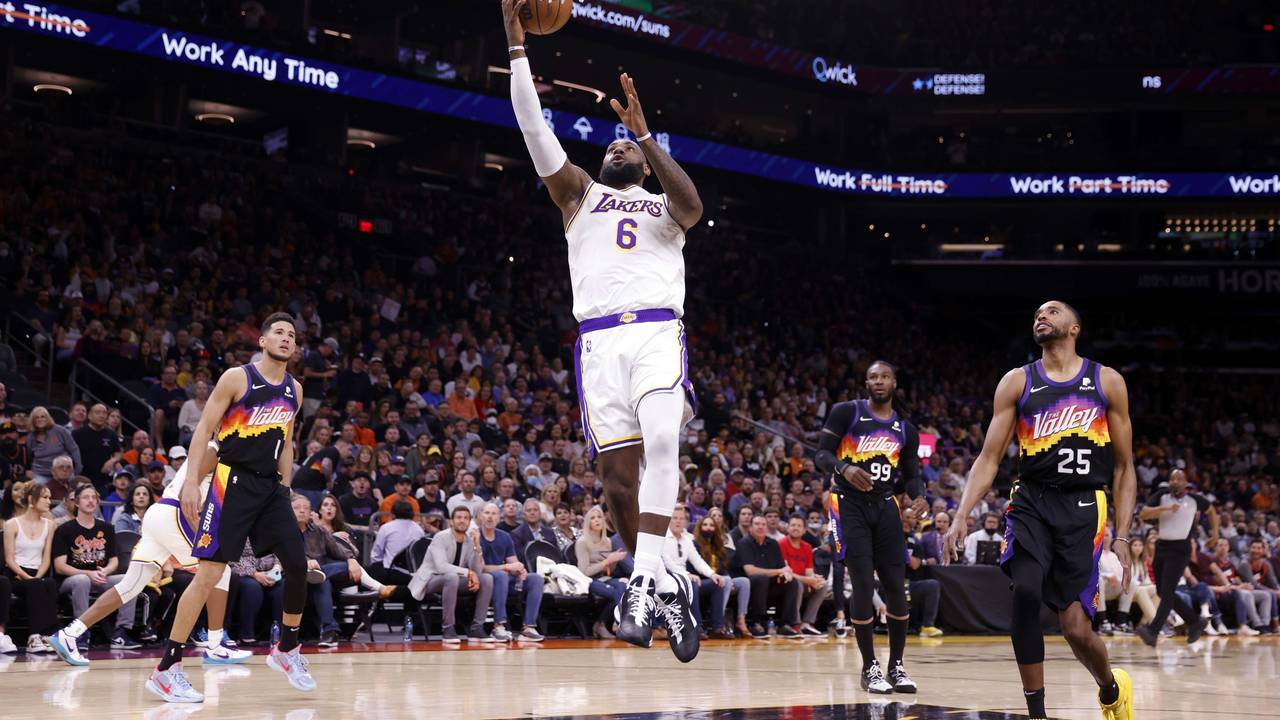 LeBron James steigt zum Korbleger hoch.