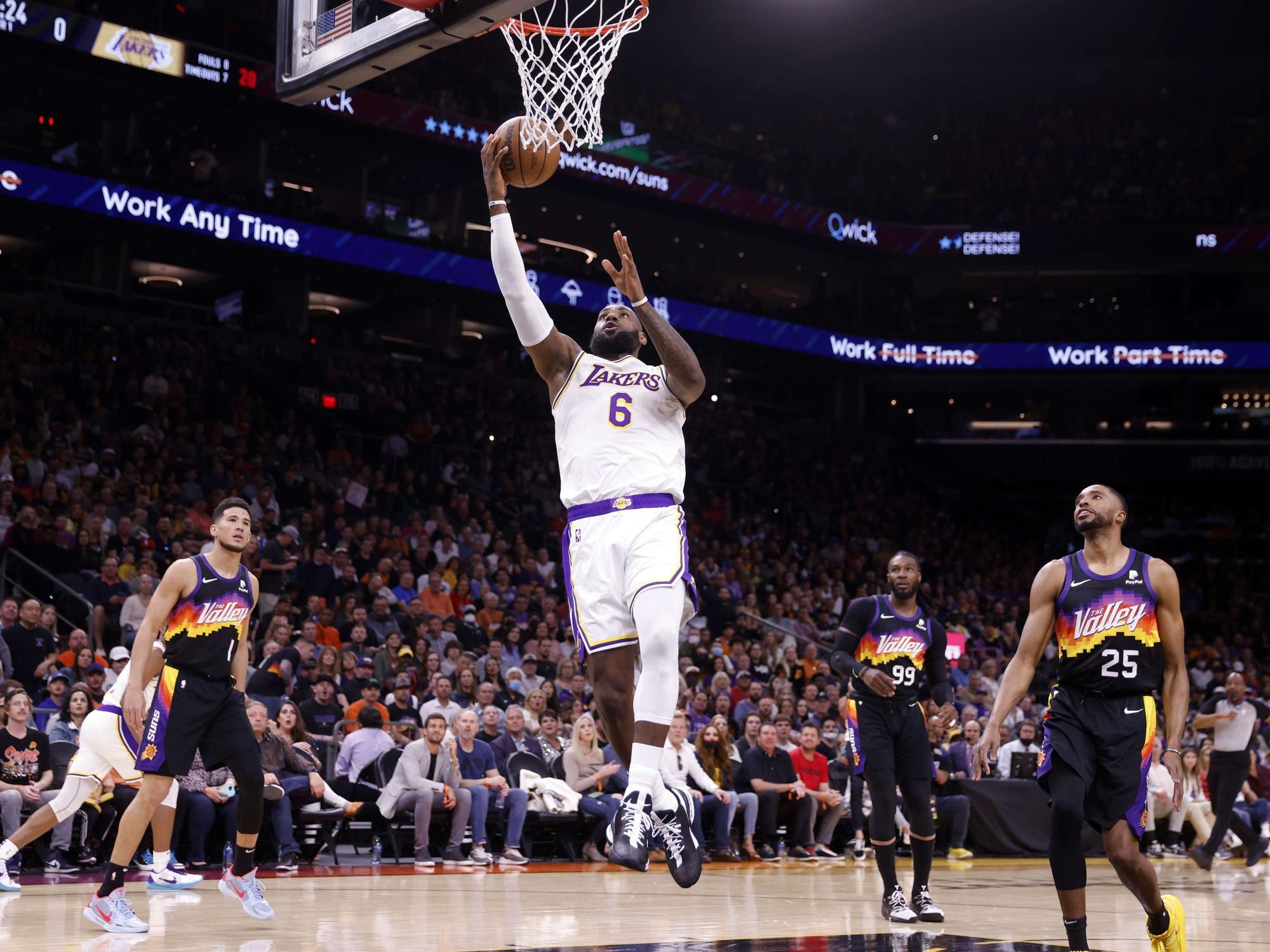 LeBron James steigt zum Korbleger hoch.