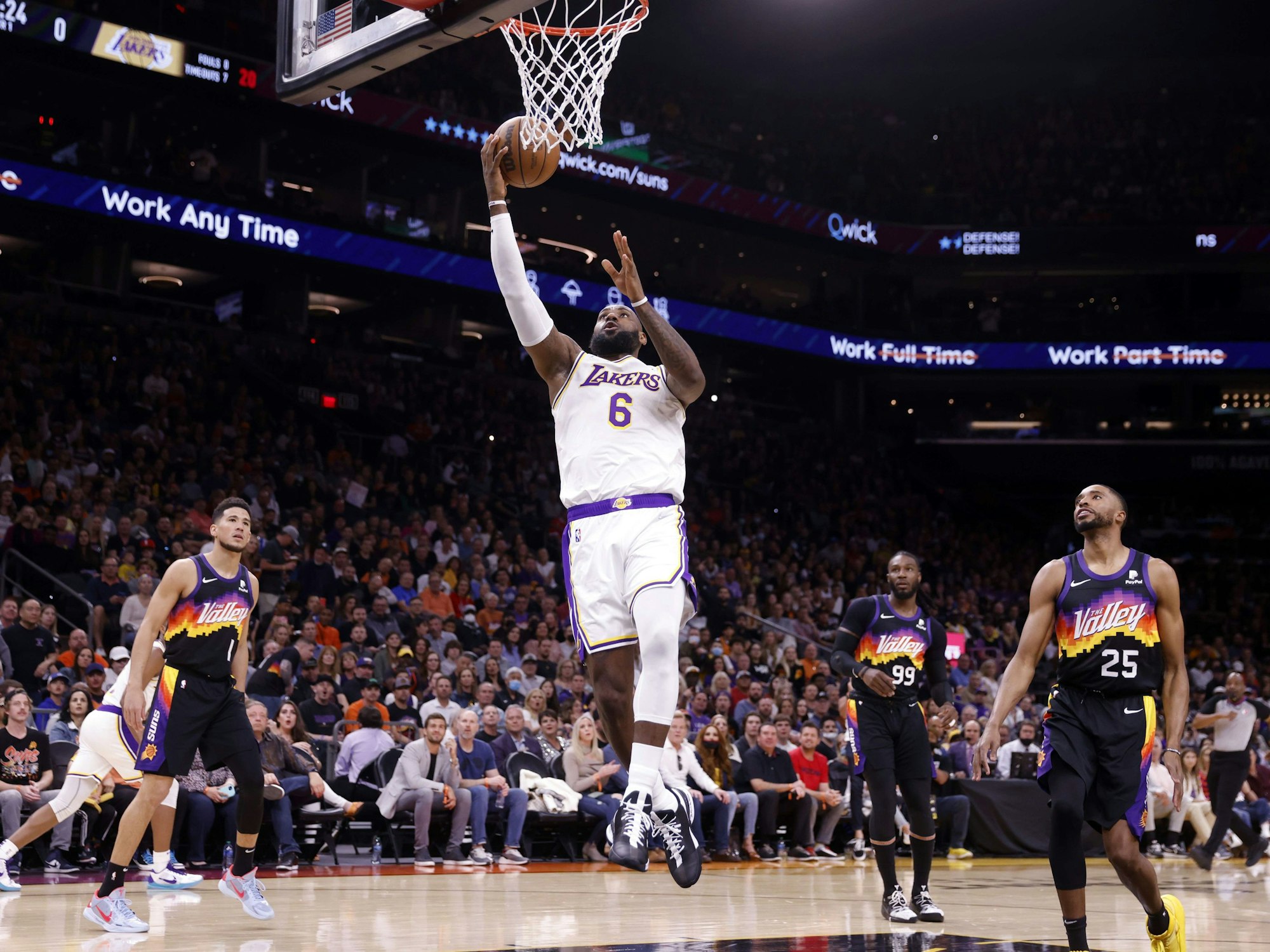 LeBron James steigt zum Korbleger hoch.