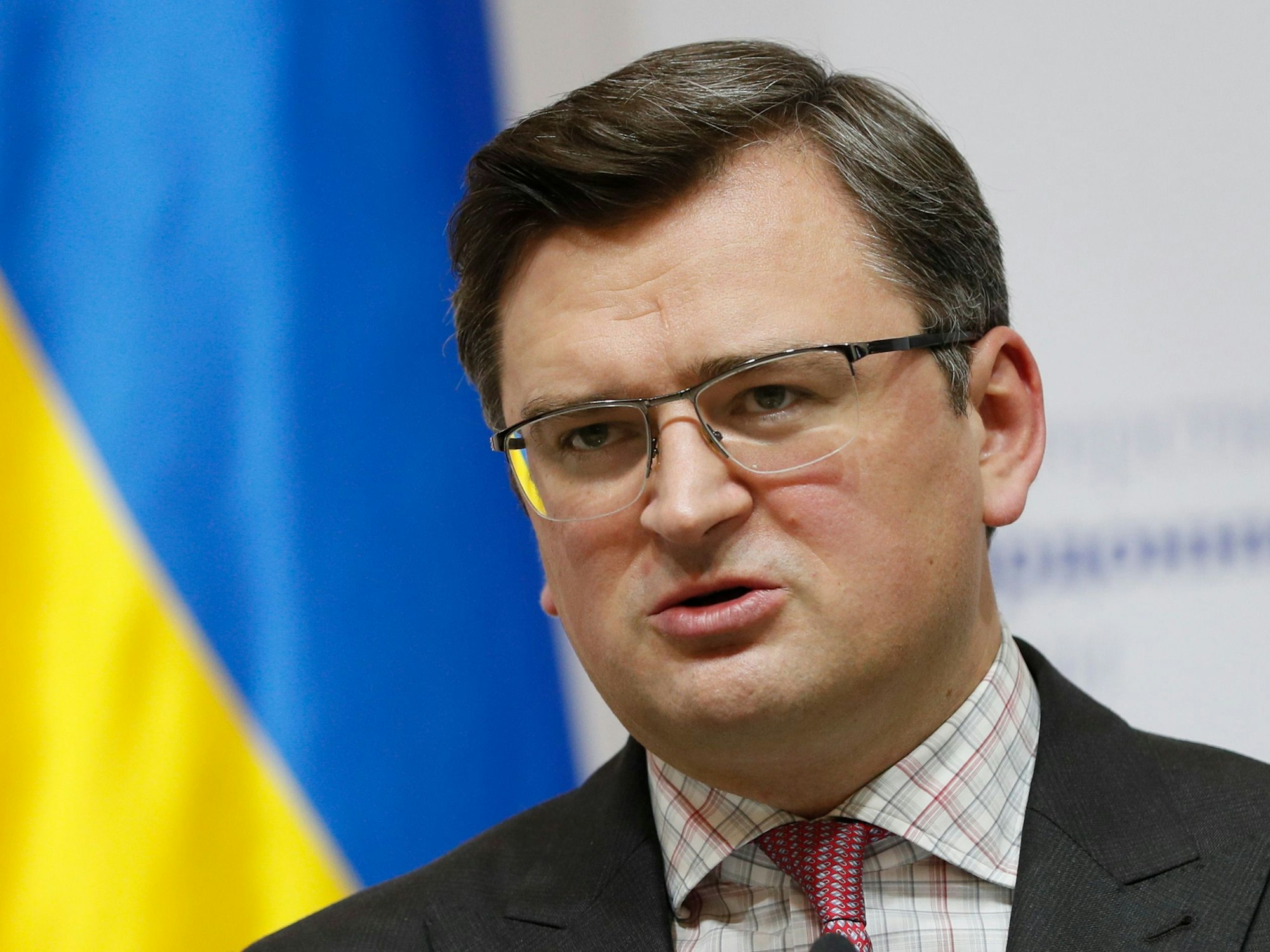 Dmytro Kuleba, Außenminister der Ukraine, spricht zu den Medien während einer Pressekonferenz.