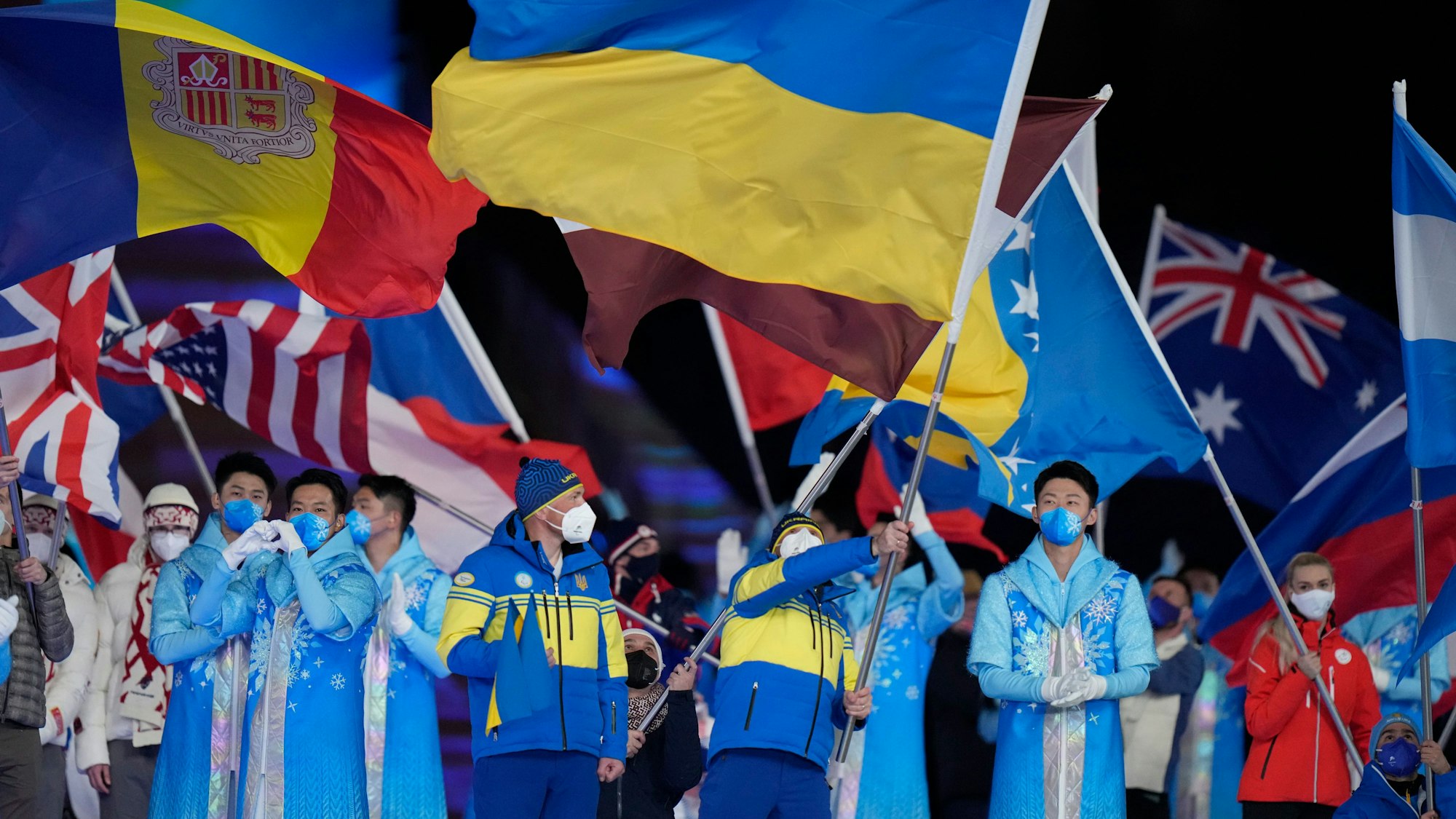 Der Fahnenträger der Ukraine schwenkt bei der Abschlussfeier der Paralympics die Landesflagge