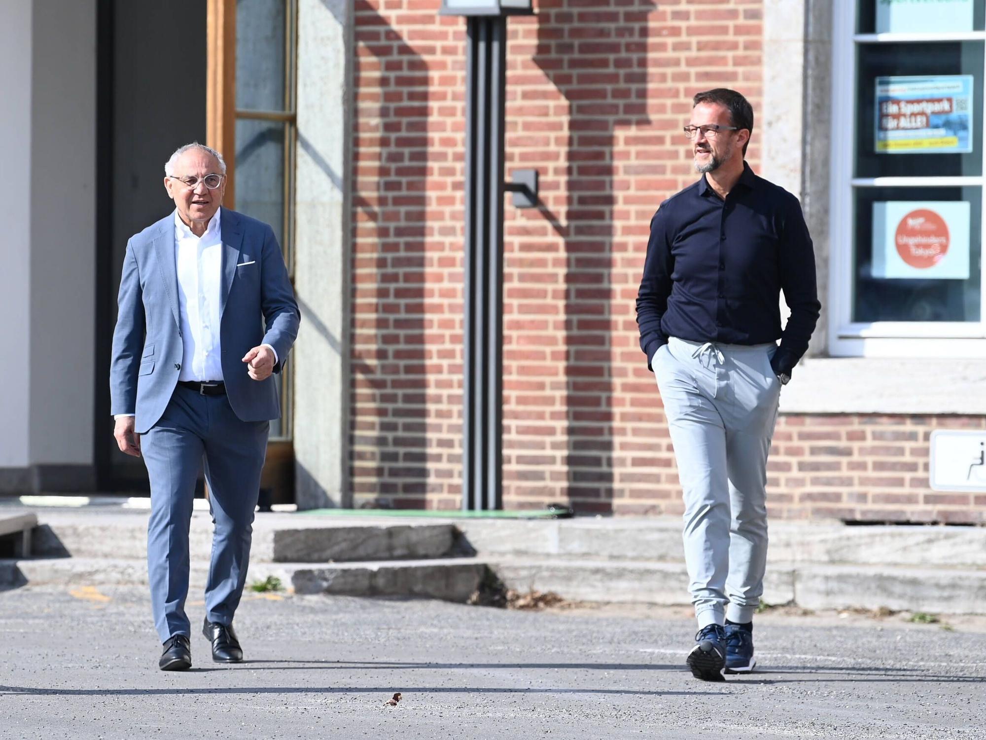 Felix Magath und Fredi Bobic gehen zur Pressekonferenz.