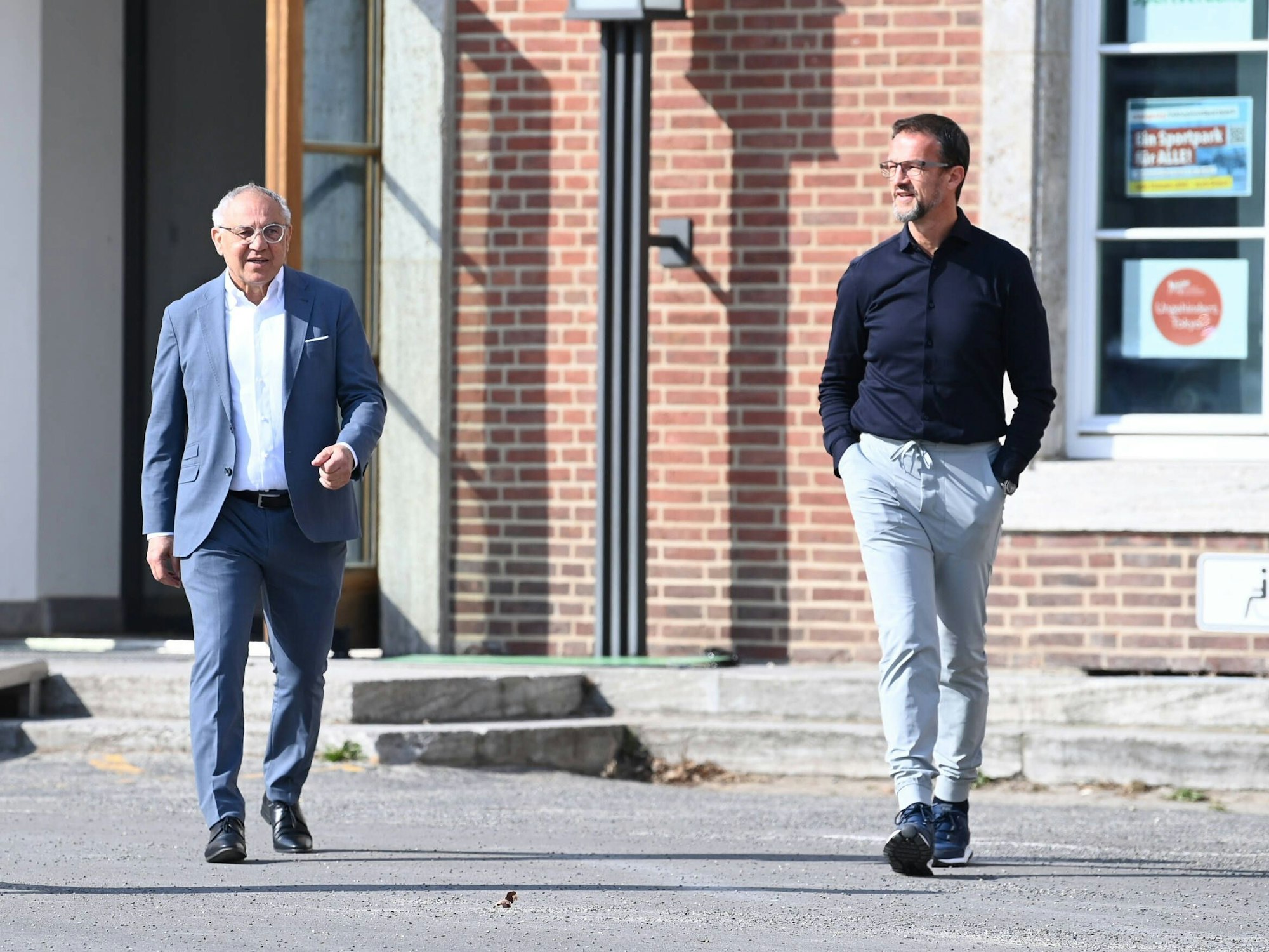 Felix Magath und Fredi Bobic gehen zur Pressekonferenz.