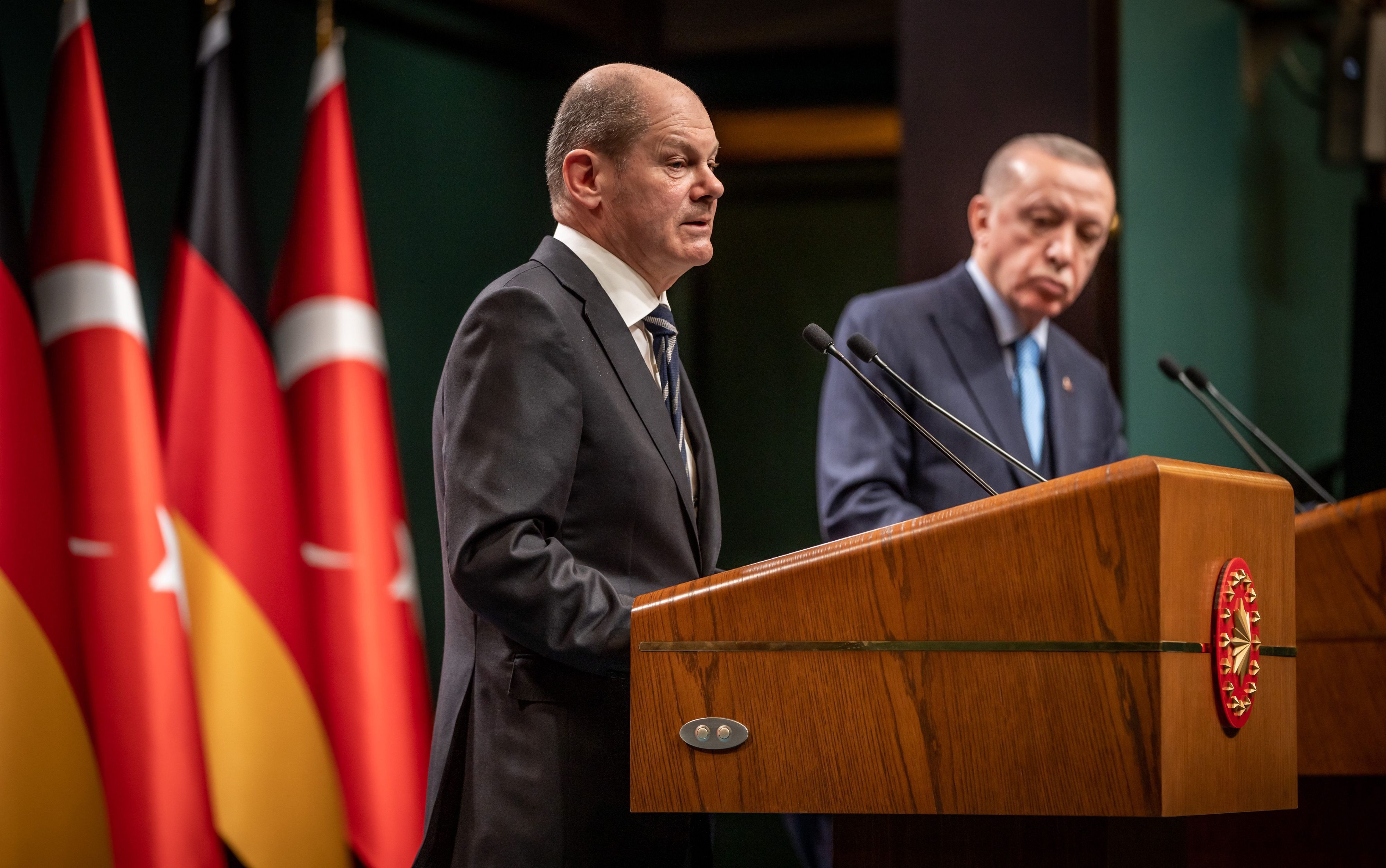 Bundeskanzler Olaf Scholz (SPD), nimmt neben Recep Tayyip Erdogan, Präsident der Türkei, am 14. März 2022 an der Pressekonferenz nach den bilateralen Gesprächen teil. Es ist der Antrittsbesuch des Kanzlers beim Nato-Partner Türkei gut drei Monate nach seiner Vereidigung.