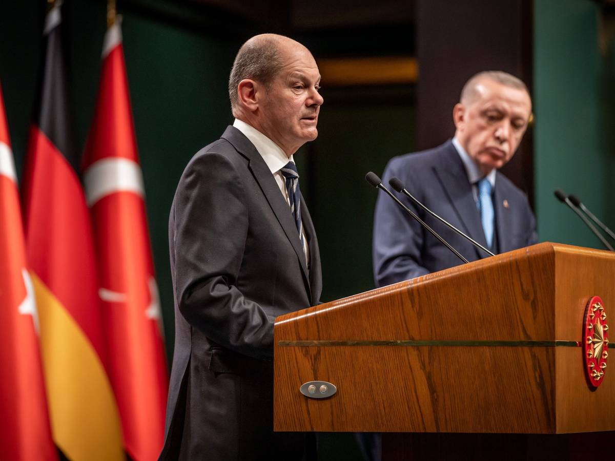 Bundeskanzler Olaf Scholz (SPD), nimmt neben Recep Tayyip Erdogan, Präsident der Türkei, am 14. März 2022 an der Pressekonferenz nach den bilateralen Gesprächen teil. Es ist der Antrittsbesuch des Kanzlers beim Nato-Partner Türkei gut drei Monate nach seiner Vereidigung.