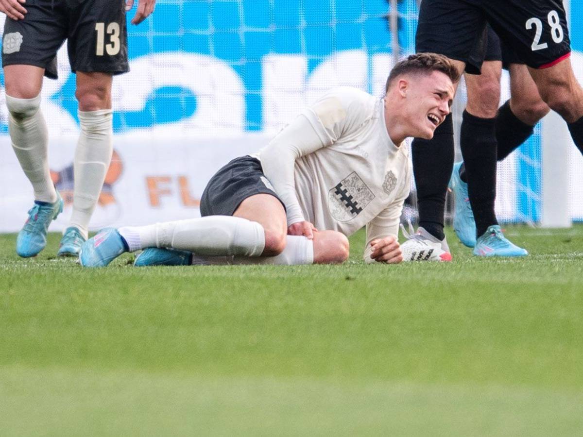 Florian Wirtz krümmt sich im Derby vor Schmerzen.