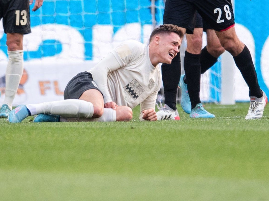 Florian Wirtz krümmt sich im Derby vor Schmerzen.