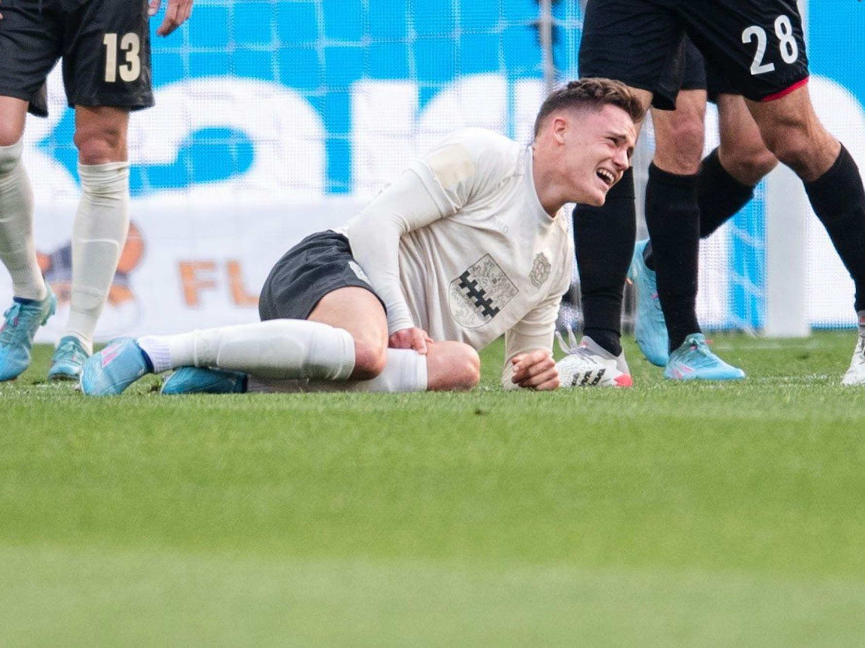 Florian Wirtz krümmt sich im Derby vor Schmerzen.