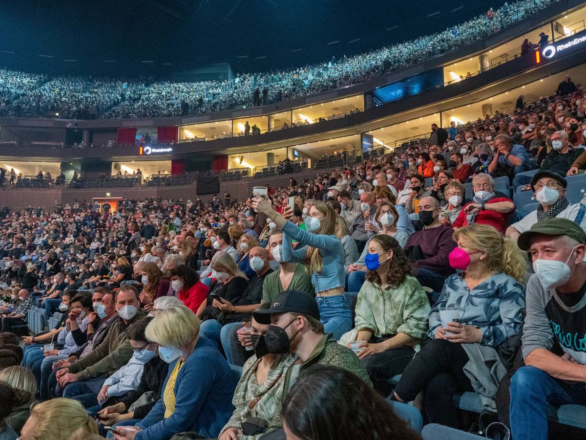 Zuschauer feiern beim Konzert von Genesis in der Lanxess-Arena.