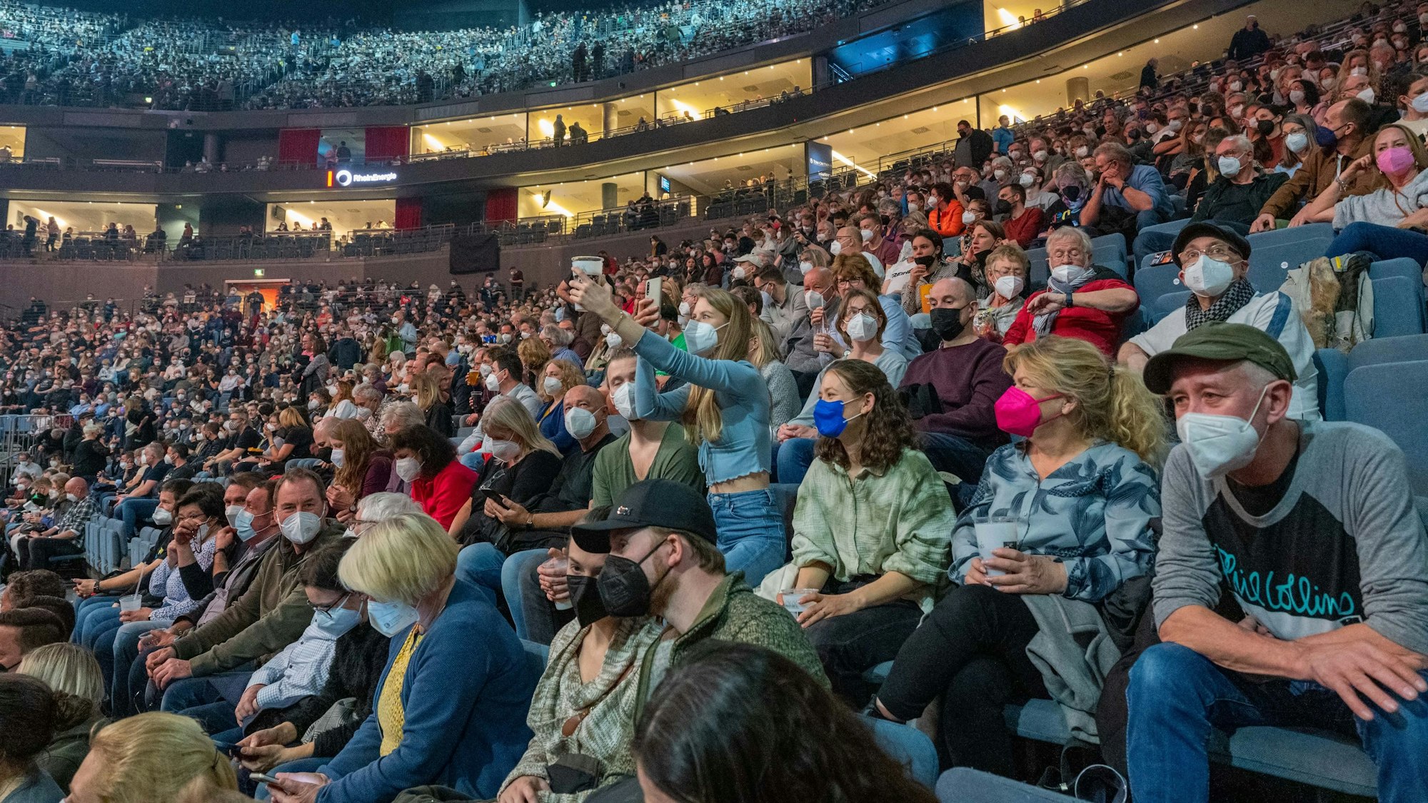 Zuschauer feiern beim Konzert von Genesis in der Lanxess-Arena.