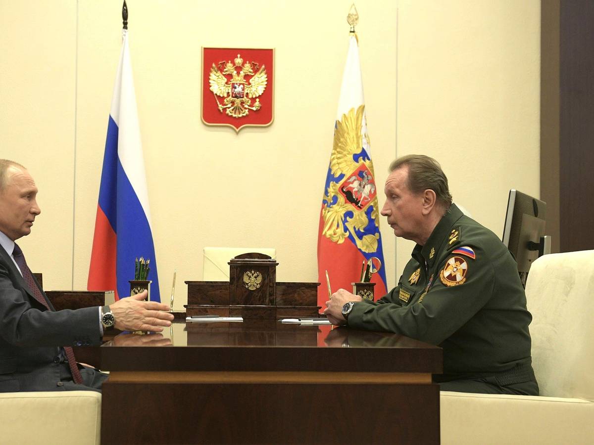 Das Archivbild aus dem Jahr 2020 zeigt den russischen Präsidenten Wladimir Putin (l.) bei einem Zwei-Augen-Gespräch mit dem Chef der russischen Nationalgarde, Viktor Solotow. Solotow räumt militärische Fehler im Ukraine-Krieg ein.