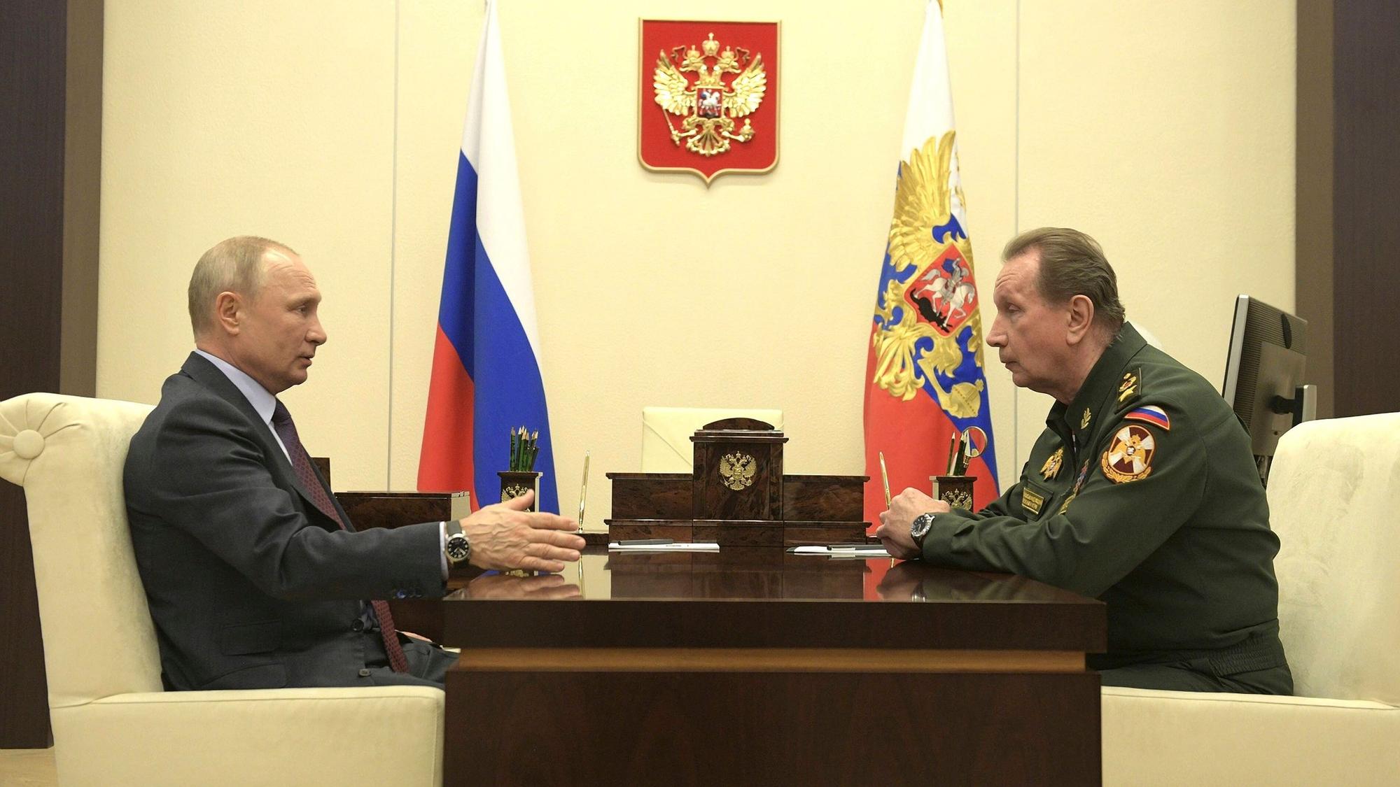 Das Archivbild aus dem Jahr 2020 zeigt den russischen Präsidenten Wladimir Putin (l.) bei einem Zwei-Augen-Gespräch mit dem Chef der russischen Nationalgarde, Viktor Solotow. Solotow räumt militärische Fehler im Ukraine-Krieg ein.