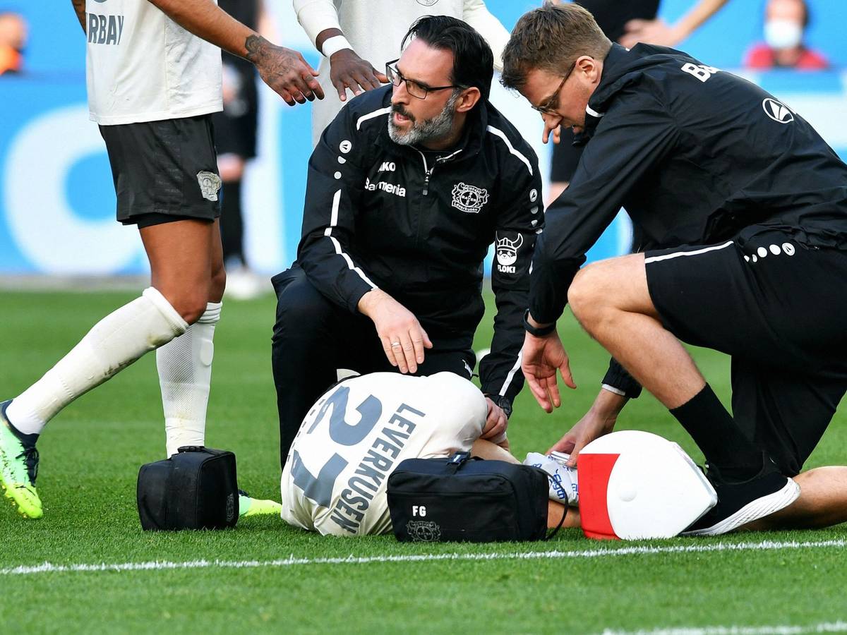Florian Wirtz liegt nach seiner schweren Knie-Verletzung im Spiel zwischen Bayer Leverkusen und dem 1. FC Köln am Boden.