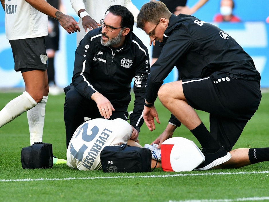 Florian Wirtz liegt nach seiner schweren Knie-Verletzung im Spiel zwischen Bayer Leverkusen und dem 1. FC Köln am Boden.
