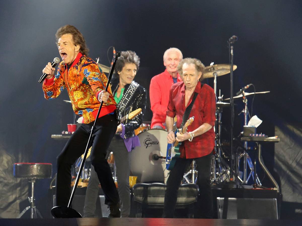 Die Rolling Stones bei einem Konzert mit Sänger Mick Jagger im Vordergrund.