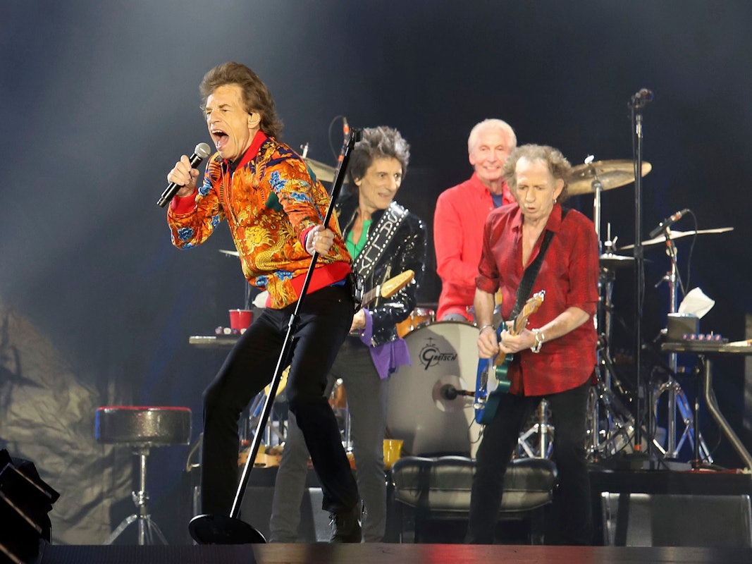 Die Rolling Stones bei einem Konzert mit Sänger Mick Jagger im Vordergrund.