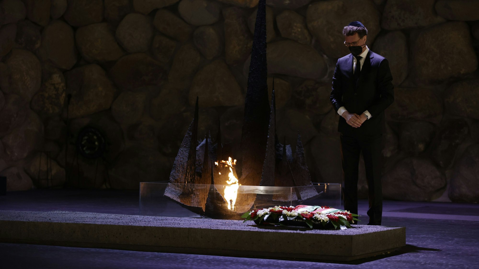 Hendrik Wüst (CDU) legt einen Kranz in Jerusalem nieder.