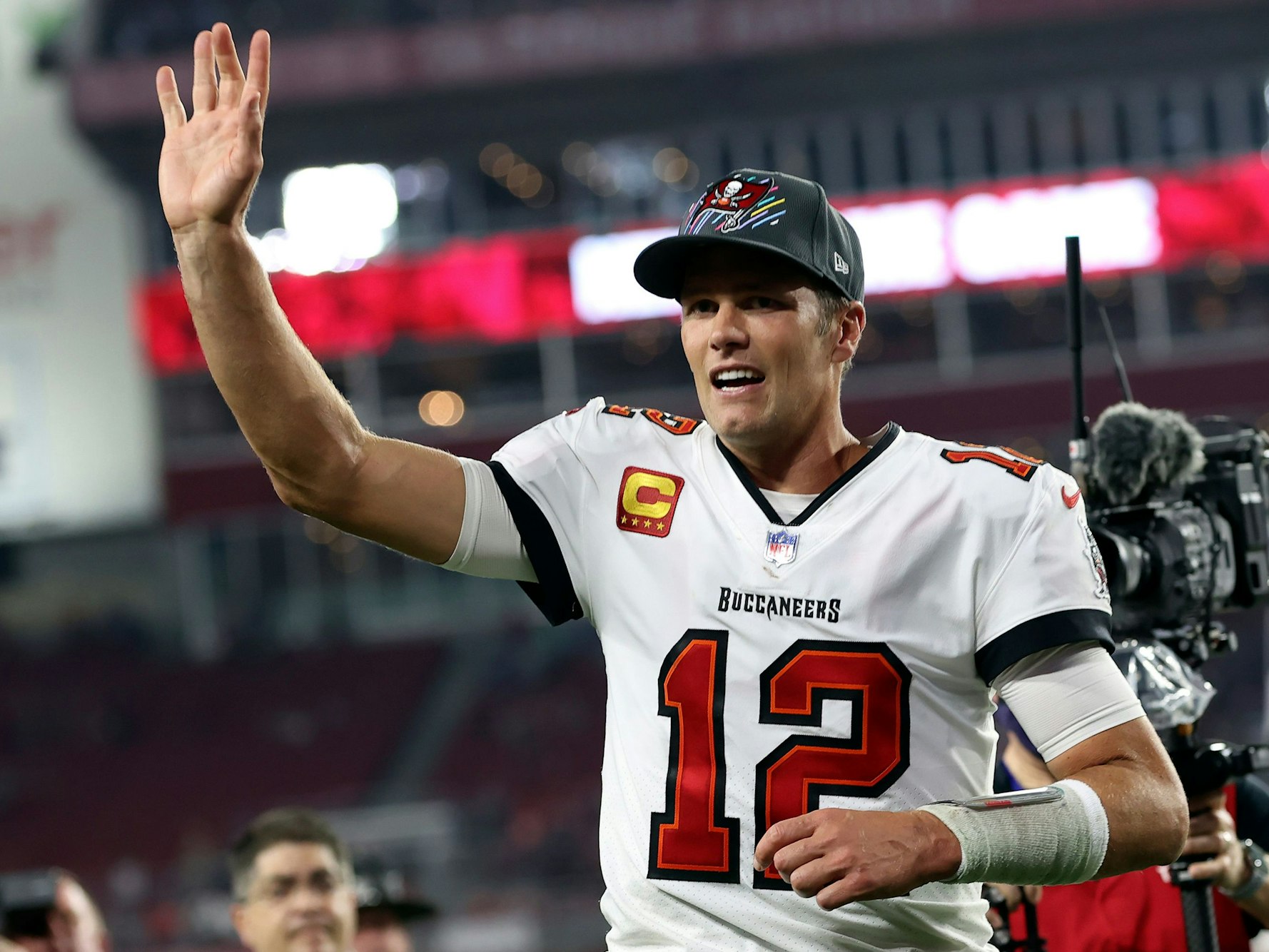 Tom Brady winkt.