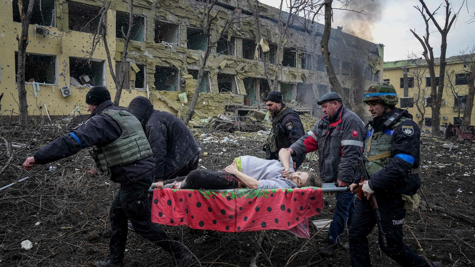 Das Foto ging um die Welt: Eine schwerverletzte schwangere Frau wird am 9. März von Helfern aus dem völlig zerstörten Krankenhaus in Mariupol getragen, nachdem es von russischen Raketen getroffen worden war.