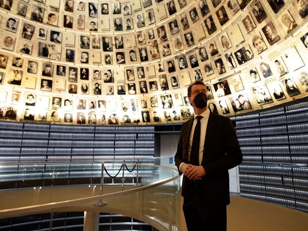 Hendrik Wüst (CDU), Ministerpräsident von Nordrhein-Westfalen, besucht die israelische Holocaust-Gedenkstätte Yad Vashem in Jerusalem. +++ dpa-Bildfunk +++