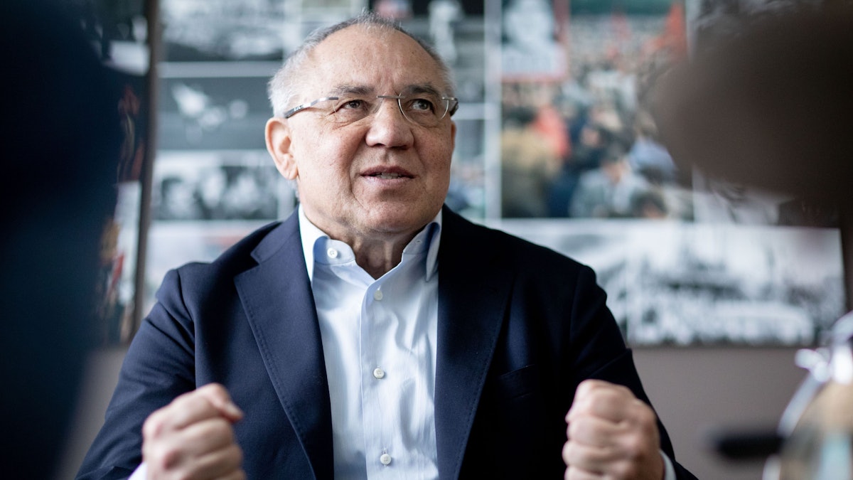 Der ehemalige Bundesliga-Fußballtrainer, Felix Magath, spricht mit Journalisten.