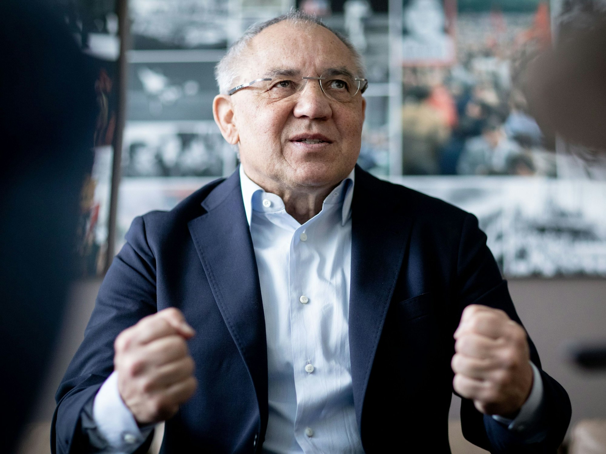 Der ehemalige Bundesliga-Fußballtrainer, Felix Magath, spricht mit Journalisten.