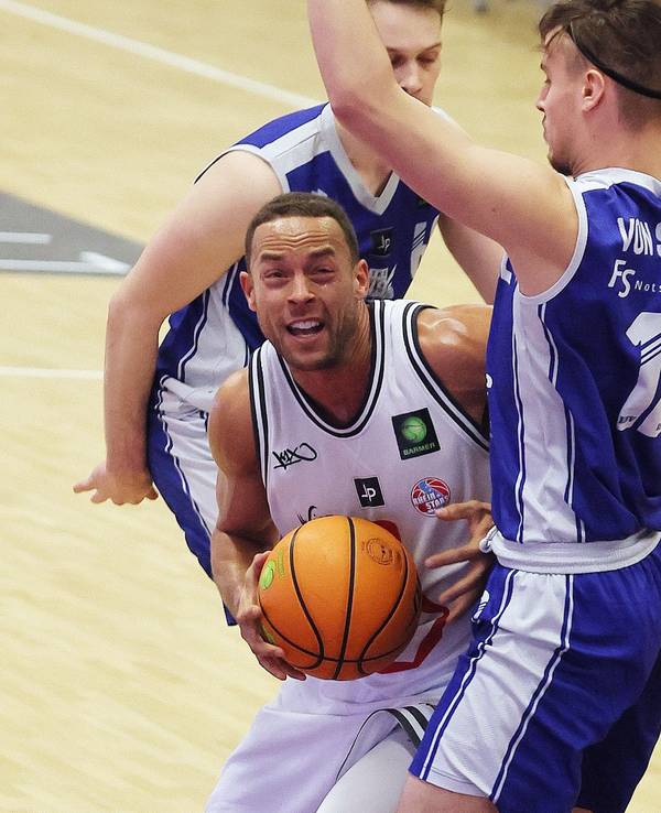 Andrej Mangold im Basketball-Spiel der Rheinstars Köln in Aktion