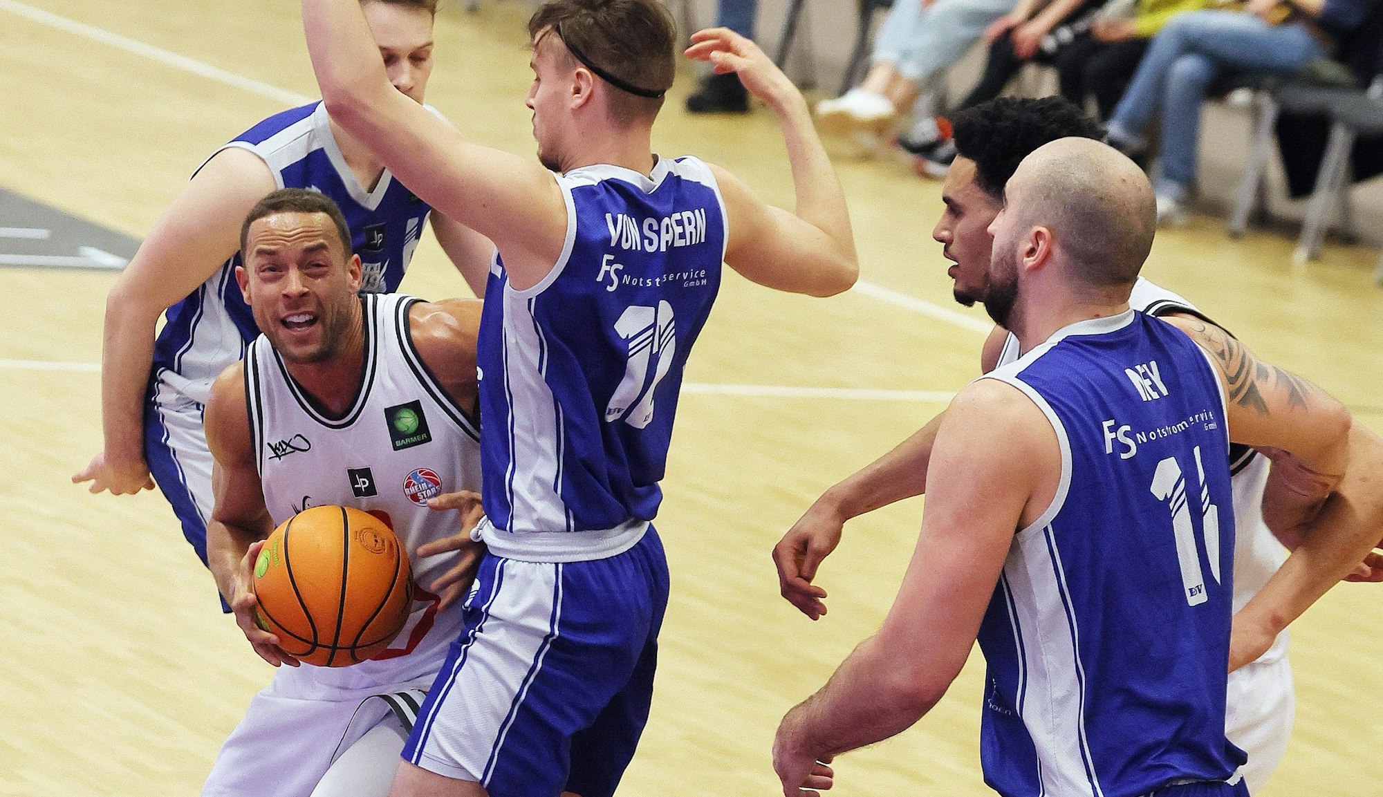 Andrej Mangold im Basketball-Spiel der Rheinstars Köln in Aktion