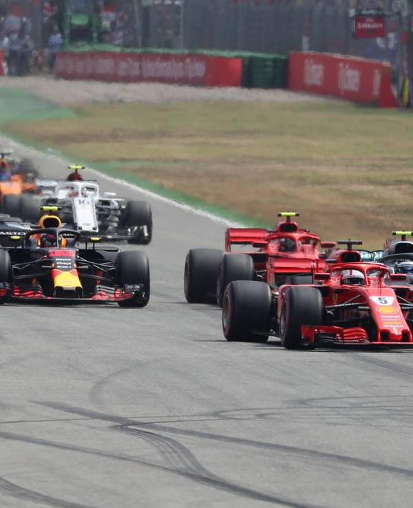 Sebastian Vettel aus Deutschland vom Team Scuderia Ferrari führt das Fahrerfeld nach dem Start an.