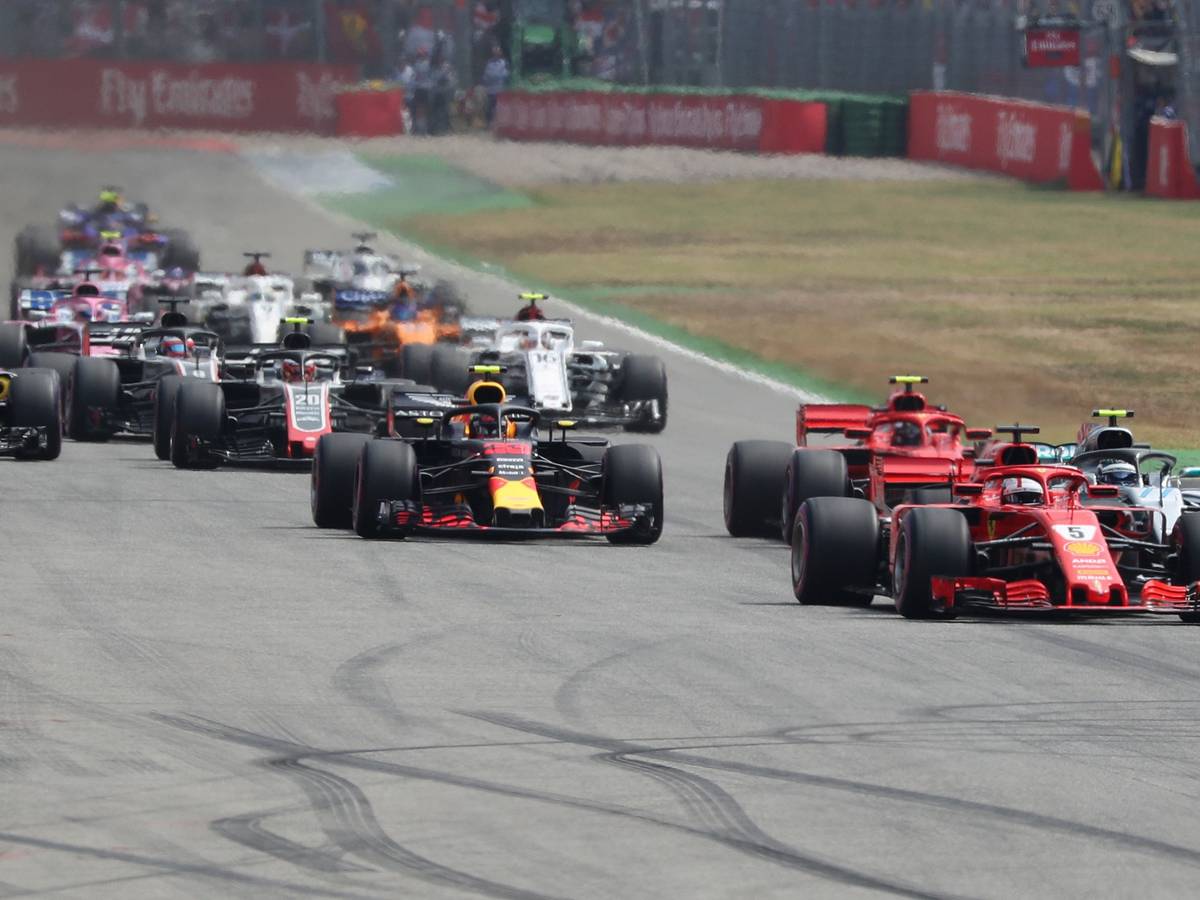 Sebastian Vettel aus Deutschland vom Team Scuderia Ferrari führt das Fahrerfeld nach dem Start an.