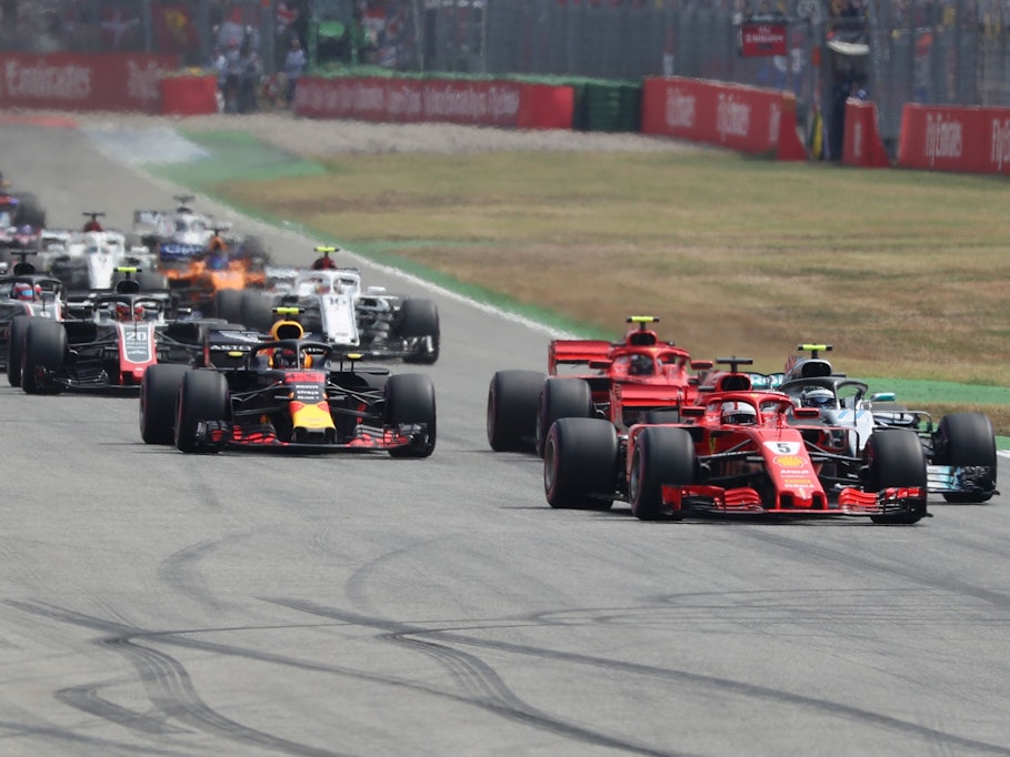 Sebastian Vettel aus Deutschland vom Team Scuderia Ferrari führt das Fahrerfeld nach dem Start an.