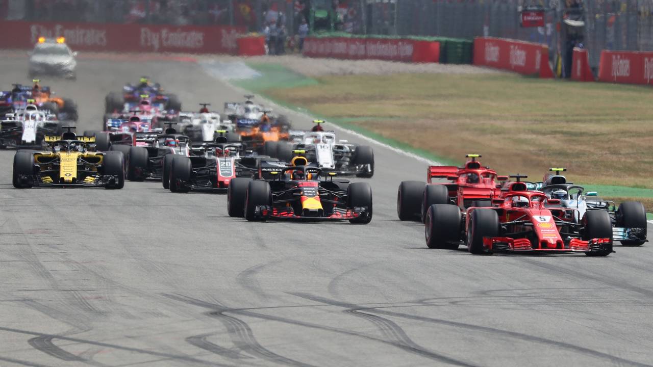 Sebastian Vettel aus Deutschland vom Team Scuderia Ferrari führt das Fahrerfeld nach dem Start an.