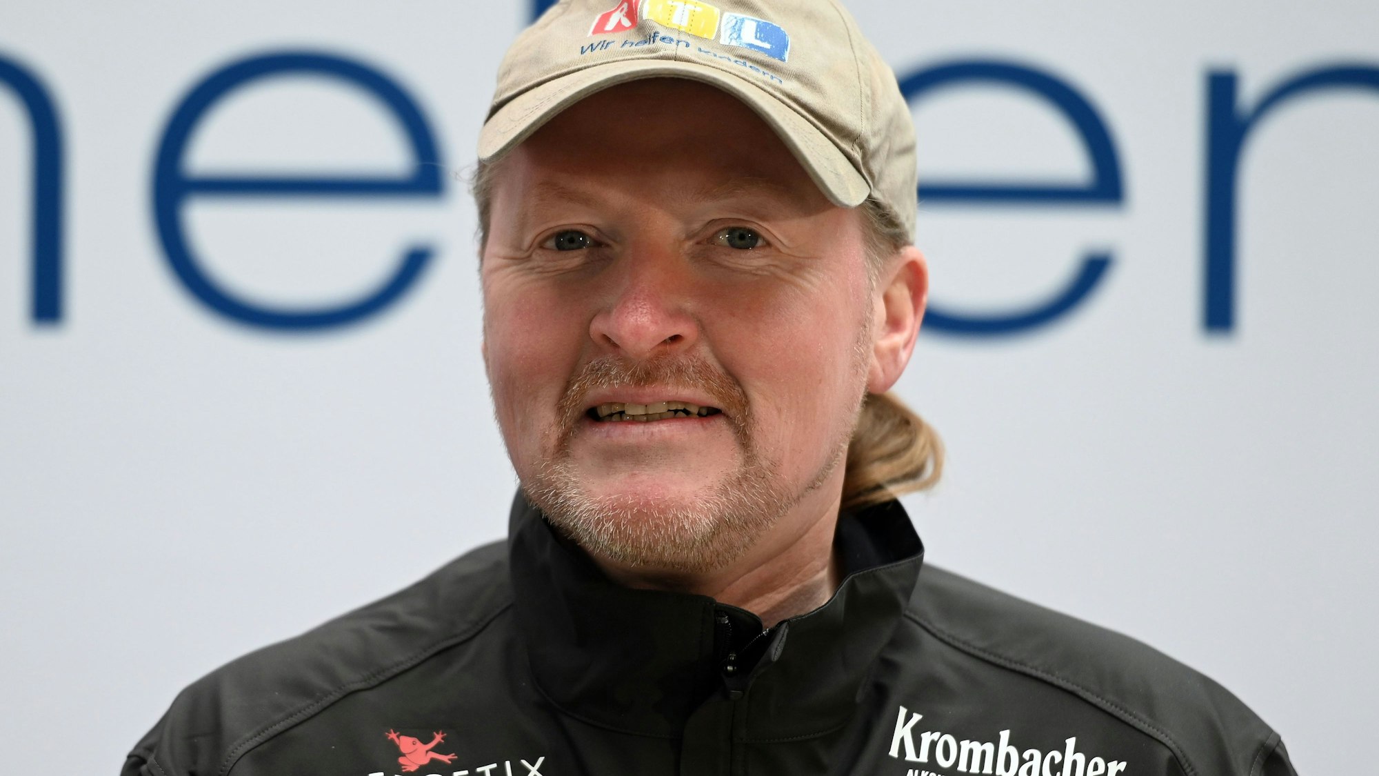 Der Extremsportler Joey Kelly gibt eine Pressekonferenz.