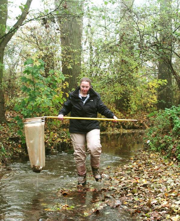 Andrea Sundermann untersucht seit Jahren den Urselbach nahe Frankfurt für die Senckenberg Gesellschaft für Naturforschung.