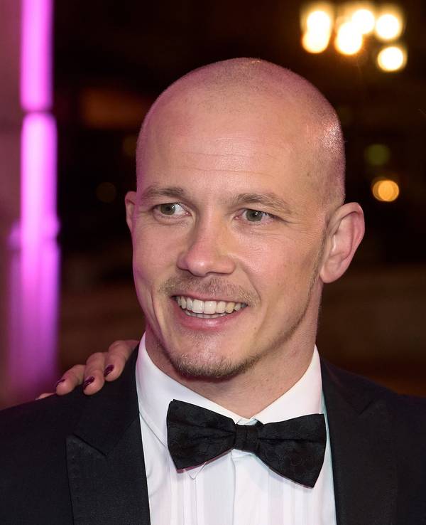 Der ehemalige Kunstturner Fabian Hambüchen geht über den roten Teppich des 39. Deutschen SportpresseBalls in der Alten Oper.